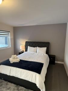 4-Bdrm Comfort with Fireplace mins from Downtown