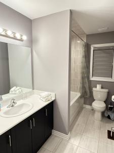 4-Bdrm Comfort with Fireplace mins from Downtown