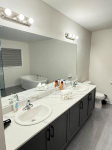 4-Bdrm Comfort with Fireplace mins from Downtown