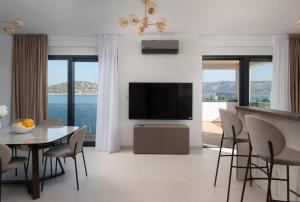 Villa Palm Bay 2, heated pool - 10 m from the sea