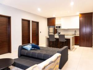 Stylish Apartment w Rooftop Pool, 5 Min to Beach