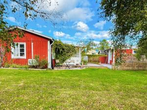 Cozy Cottage near Beach in Ahus