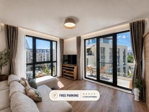 Azur Luxury Apartment - Private Garage - Steps from the Beach