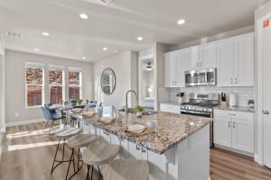 Escondido 2343 & 2355 Retreat Connected homes with 10 Bedrooms, sleeps 40, and endless amenities!
