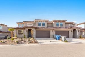 Escondido 2343 & 2355 Retreat Connected homes with 10 Bedrooms, sleeps 40, and endless amenities!