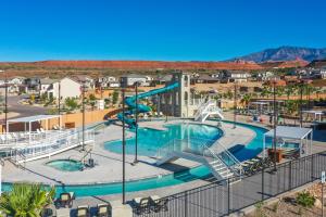 Escondido 2343 & 2355 Retreat Connected homes with 10 Bedrooms, sleeps 40, and endless amenities!