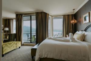 Crest Hotel