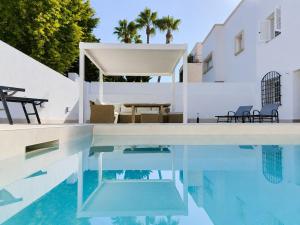 Villa Jardín con piscina privada, playa a 300 metros, 8 pax