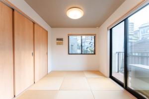 Nagi 無料駐車場2台完備,天神,博多へもアクセス良好,最大11名泊まれる4LDK築浅一軒家