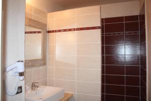 Hotels Latitude Ouest Hotel Restaurant & Spa : photos des chambres