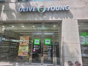 NEW 5 minutes to Mangwon Market ,10 minutes to Hapjeong and Hongdae , Spacious two-room , 5 minutes to Mapo-gu Office Station , 2BR, 3BD