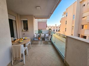 Lido Beach Apartment facing the beach with a spacious Balcony
