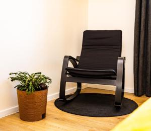 Private Stylish Apt With Free Parking 24-7 self check-in