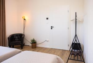 Private Sunny Apt With Free Parking 24-7 self check-in
