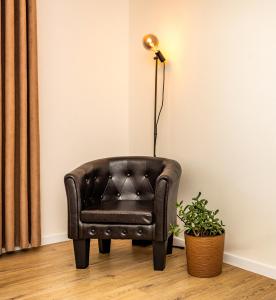 Private Sunny Apt With Free Parking 24-7 self check-in