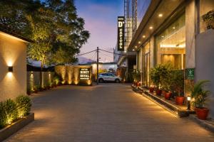 Hotel DCapitol Premirer- Near Delhi Aerocity Free Airport Pickup