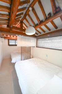 Still Wood Mapo Hanok - Entire 100-year Hanok, Sleeps 11