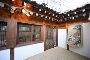 Still Wood Mapo Hanok - Entire 100-year Hanok, Sleeps 11