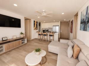 20th Floor Ocean View with Pool and near Walled City