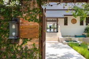 Ban Laem Set-Beachfront-4 Bedrooms