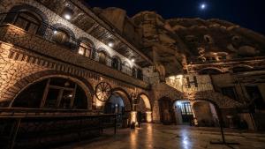 Elite Cave Suites