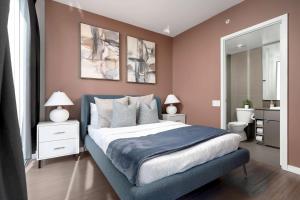 Modern 2BR in the Entertainment Hub with Parking