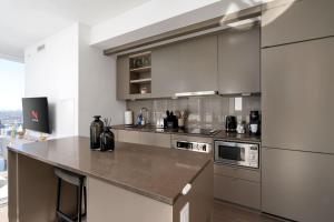Modern 2BR in the Entertainment Hub with Parking