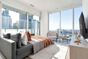 Modern 2BR in the Entertainment Hub with Parking