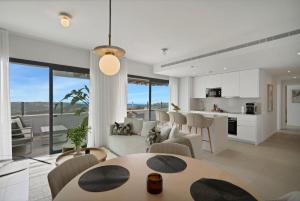Luxe Penthouse Panoramic Sea View, Spa & Gym