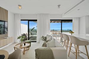 Luxe Penthouse Panoramic Sea View, Spa & Gym