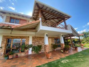 Cabaña familiar con piscina y una gran vista