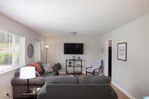 Suburban Bliss Getaway Wi-Fi Parking Long Stay
