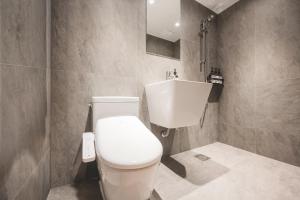 Private Terrace & Oversized Jacuzzi - 5 min to Seomyeon Station - Entire House for 10