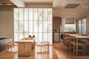 Private Terrace & Oversized Jacuzzi - 5 min to Seomyeon Station - Entire House for 10