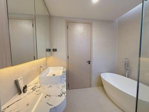 Luxury 6-Bedroom Pool Villa with Elevator in Pattaya-Near the Sea-Internet-Famous Restaurants