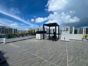 Luxury 3BR Apartment with Rooftop SeaView Pool Gym Terrace Near Airport