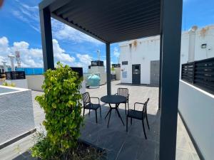 Luxury 3BR Apartment with Rooftop SeaView Pool Gym Terrace Near Airport