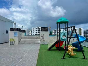 Luxury 3BR Apartment with Rooftop SeaView Pool Gym Terrace Near Airport