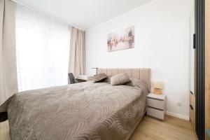Wrocław Three Bedroom Apt - Parking, AirCon & Balcony by Rentujemy
