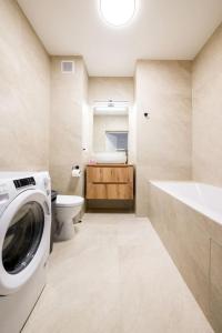 Wrocław Three Bedroom Apt - Parking, AirCon & Balcony by Rentujemy