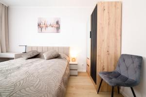 Wrocław Three Bedroom Apt - Parking, AirCon & Balcony by Rentujemy