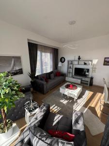 Exclusive Central Street Apartment with Pool