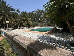 Grande Villa et Ferme avec Piscine, Cascade et Jardins