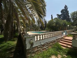 Grande Villa et Ferme avec Piscine, Cascade et Jardins