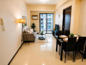 Pet-Friendly Manila Bay View 1BR with Balcony at Radiance