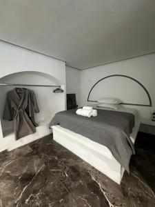 Minimal Arch En-Suite Studio