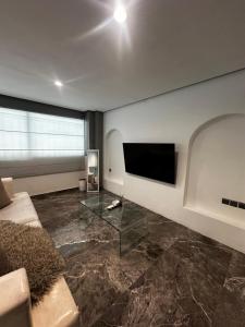 Minimal Arch En-Suite Studio