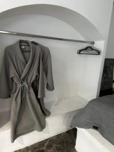 Minimal Arch En-Suite Studio