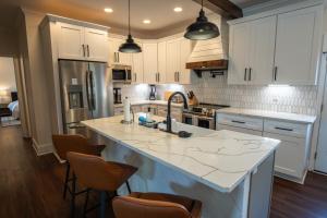 Hot Tub Fire Pit Modern 5BR 8 Min to DT GVL