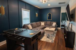 Hot Tub Fire Pit Modern 5BR 8 Min to DT GVL